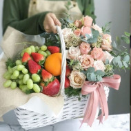 Корзина с фруктами и нежными цветами